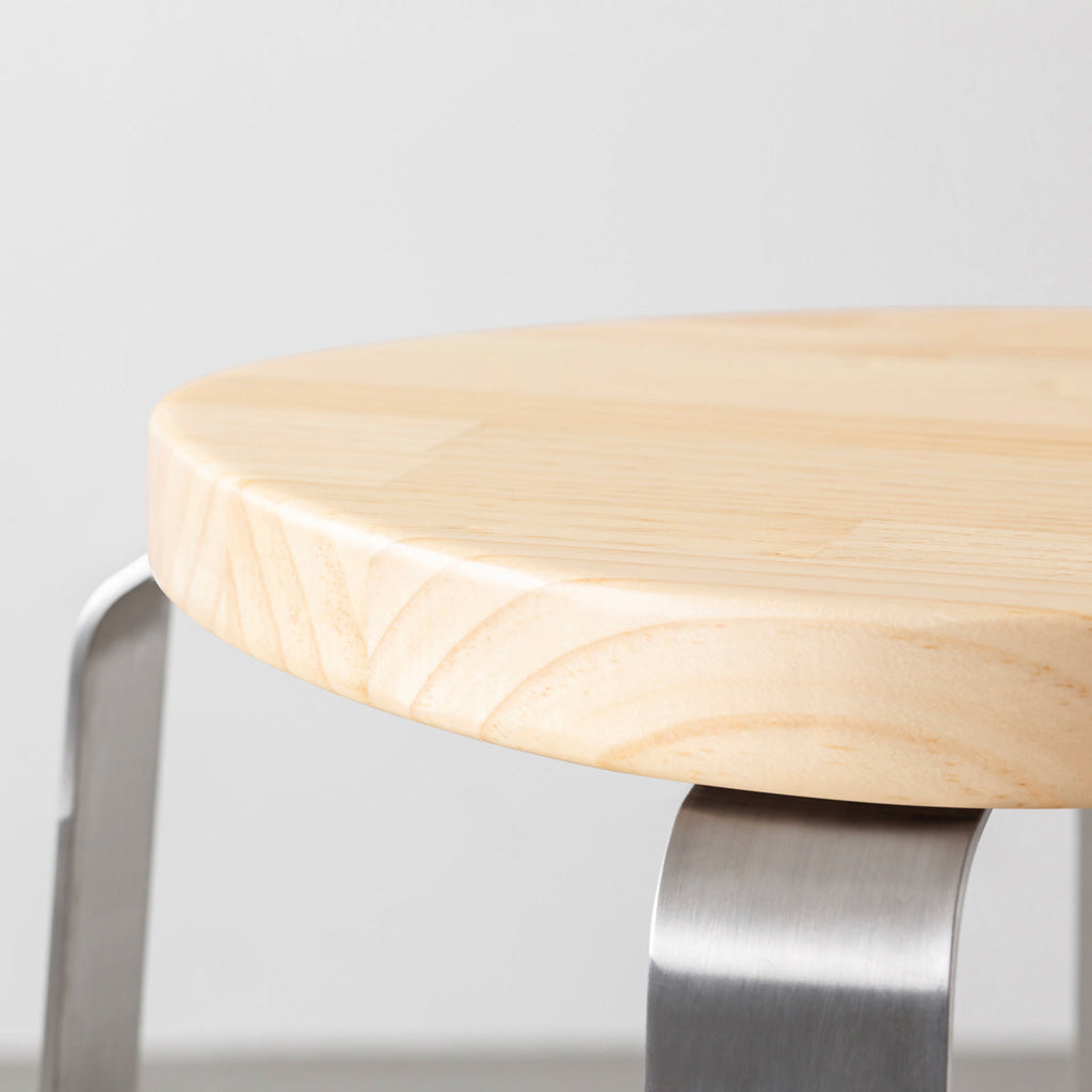 KANADEMONOのパインSquircle座面とステンレスのCross Plate脚を合わせたシンプルモダンなスツール（座面側面）