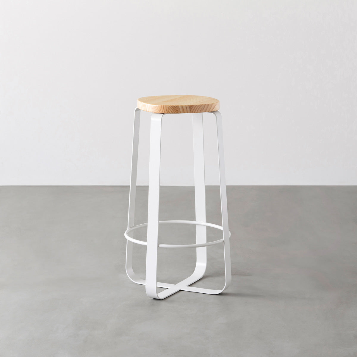 KANADEMONOのパインSquircle座面とホワイトのCross Plate脚を合わせたシンプルモダンなハイスツール