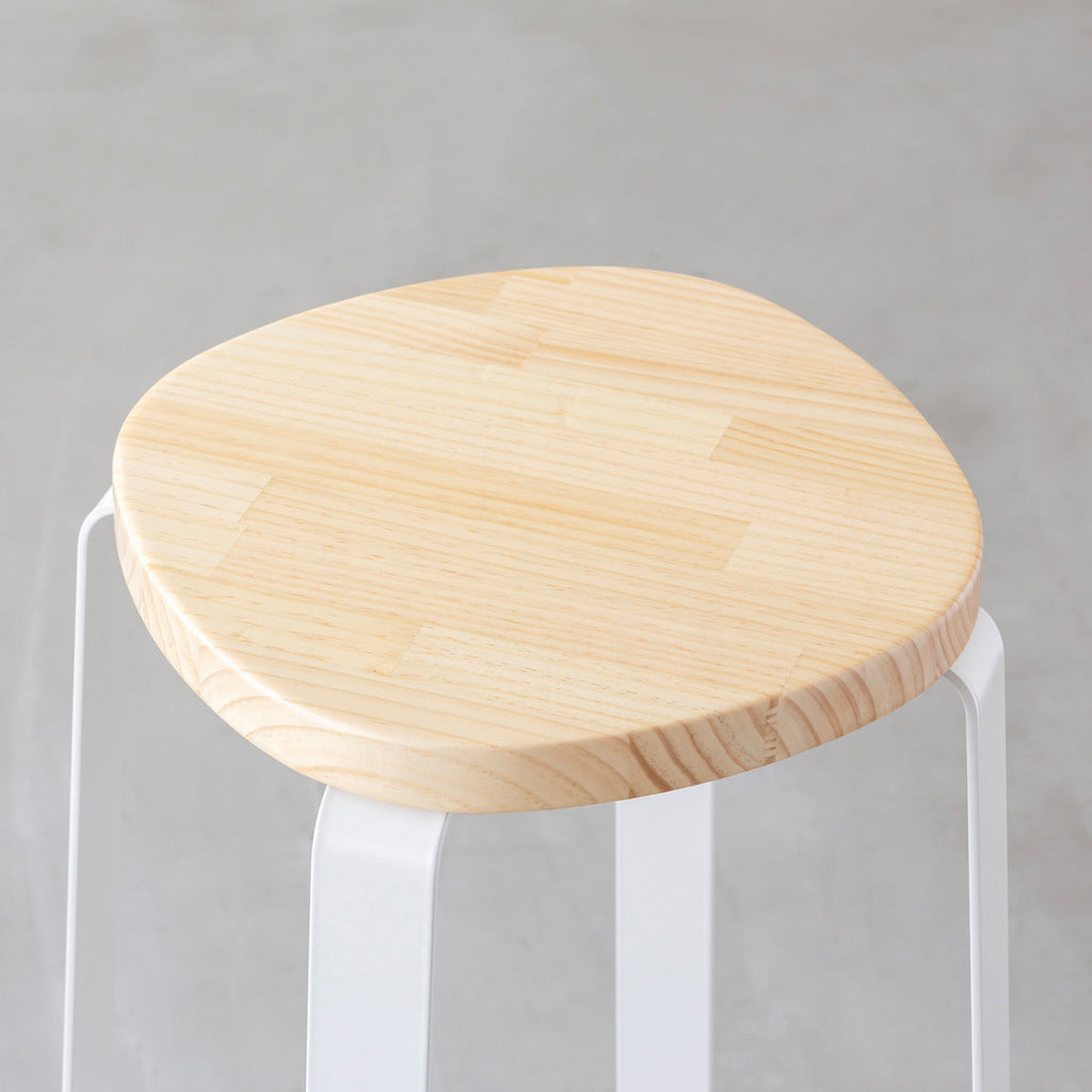 KANADEMONOのパインSquircle座面とホワイトのCross Plate脚を合わせたシンプルモダンなハイスツール（座面）