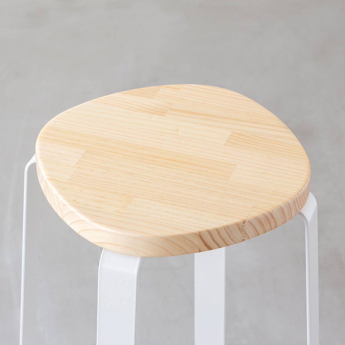 KANADEMONOのパインSquircle座面とホワイトのCross Plate脚を合わせたシンプルモダンなハイスツール（座面）
