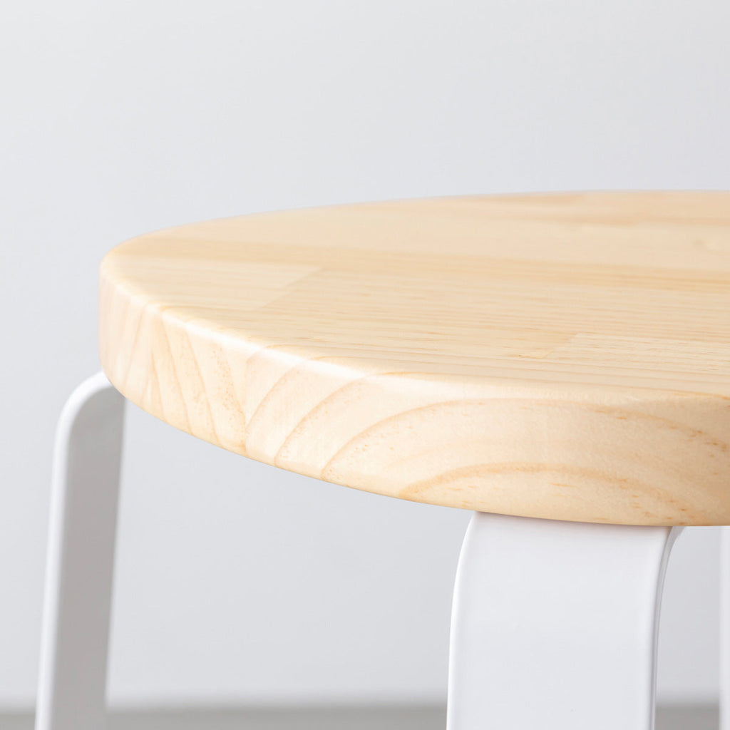 KANADEMONOのパインSquircle座面とホワイトのCross Plate脚を合わせたシンプルモダンなスツール（座面側面）