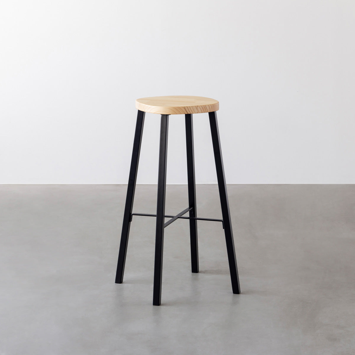 KANADEMONOのパインSquircle座面とブラックのSlant Bar脚を合わせたシンプルモダンなハイスツール