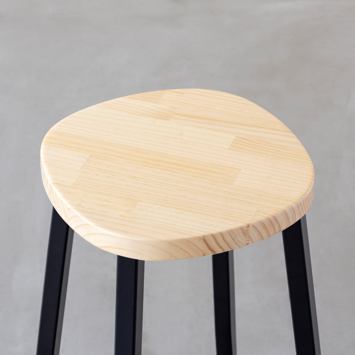 KANADEMONOのパインSquircle座面とブラックのSlant Bar脚を合わせたシンプルモダンなハイスツール（座面）