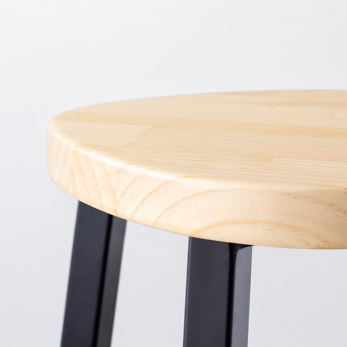 KANADEMONOのパインSquircle座面とブラックのSlant Bar脚を合わせたシンプルモダンなハイスツール（座面側面）