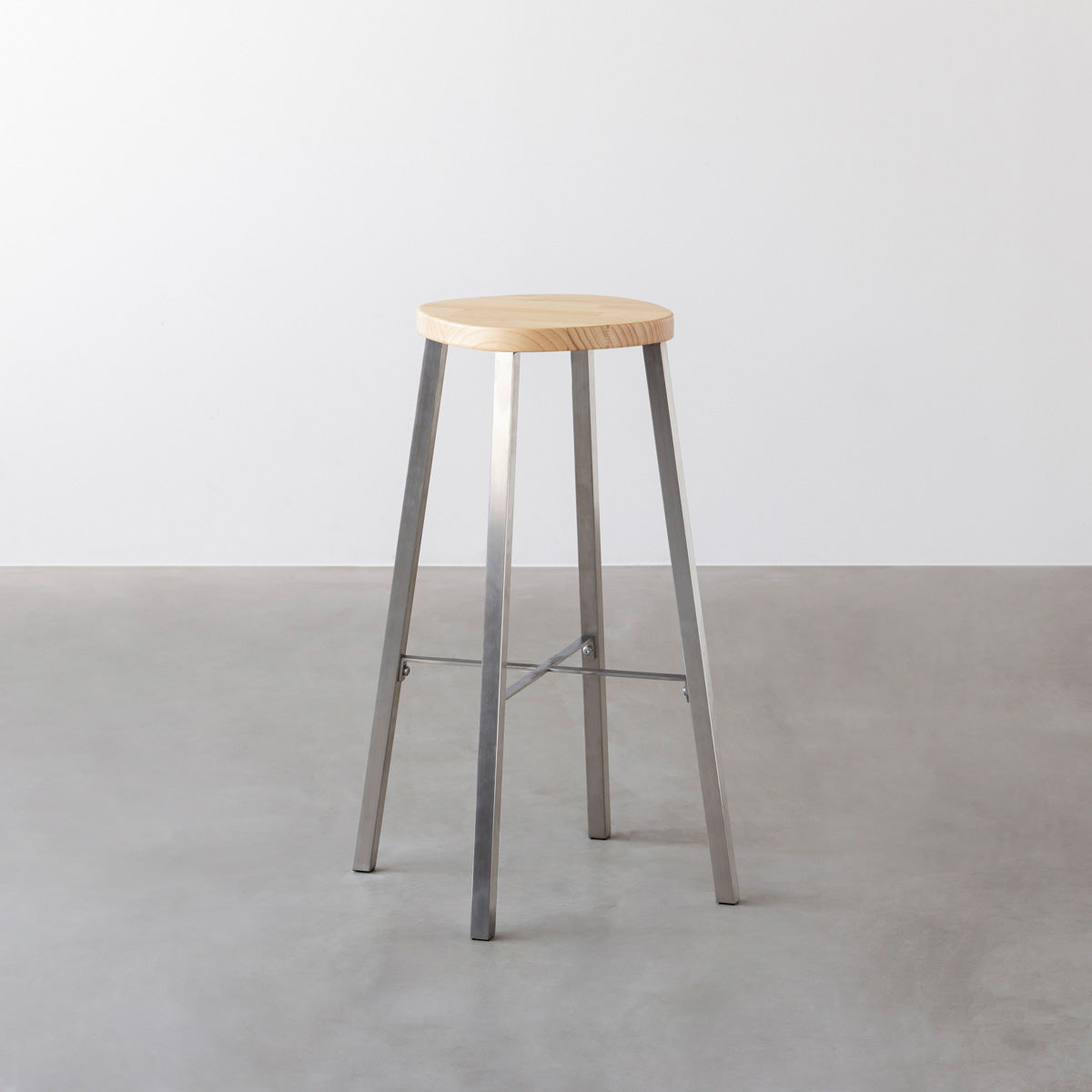 KANADEMONOのパインSquircle座面とステンレスのSlant Bar脚を合わせたシンプルモダンなハイスツール