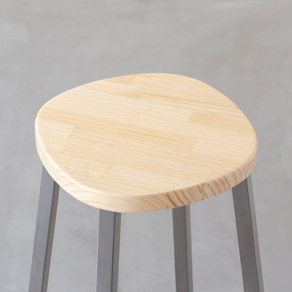 KANADEMONOのパインSquircle座面とステンレスのSlant Bar脚を合わせたシンプルモダンなハイスツール（座面）