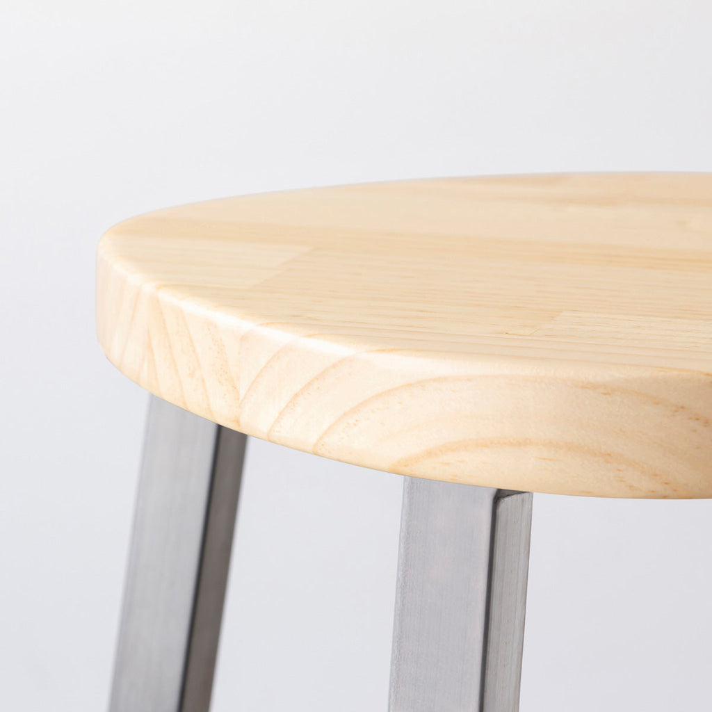 KANADEMONOのパインSquircle座面とステンレスのSlant Bar脚を合わせたシンプルモダンなスツール（座面側面）