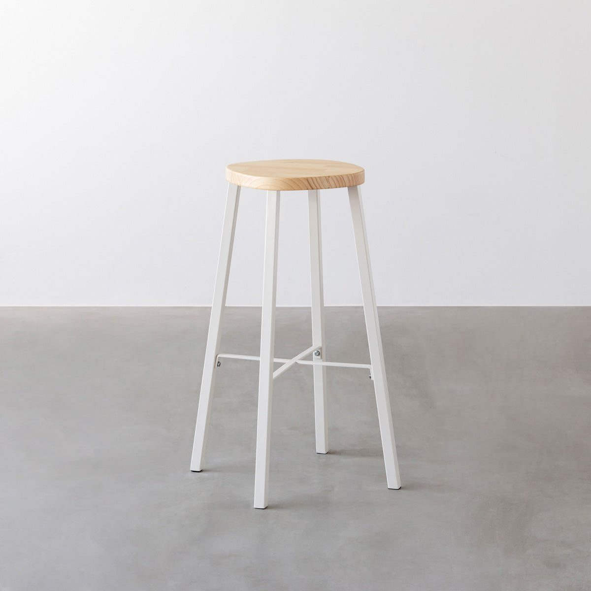KANADEMONOのパインSquircle座面とホワイトのSlant Bar脚を合わせたシンプルモダンなハイスツール