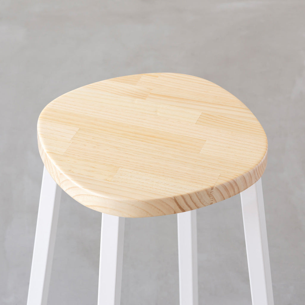 KANADEMONOのパインSquircle座面とホワイトのSlant Bar脚を合わせたシンプルモダンなハイスツール（座面）