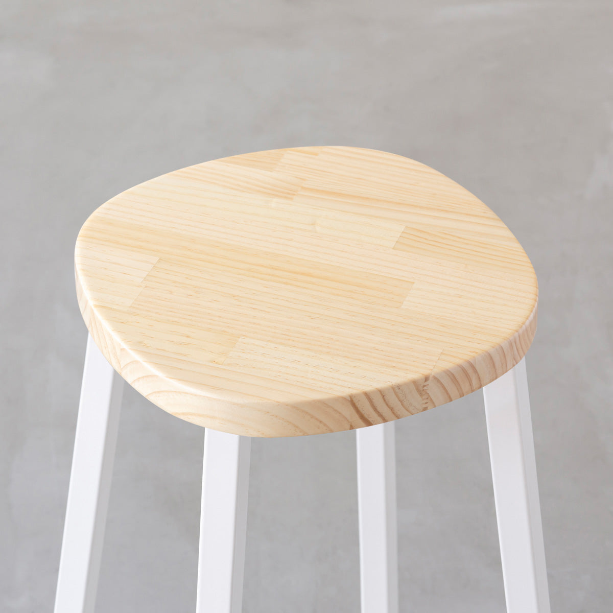 KANADEMONOのパインSquircle座面とホワイトのSlant Bar脚を合わせたシンプルモダンなスツール（座面）