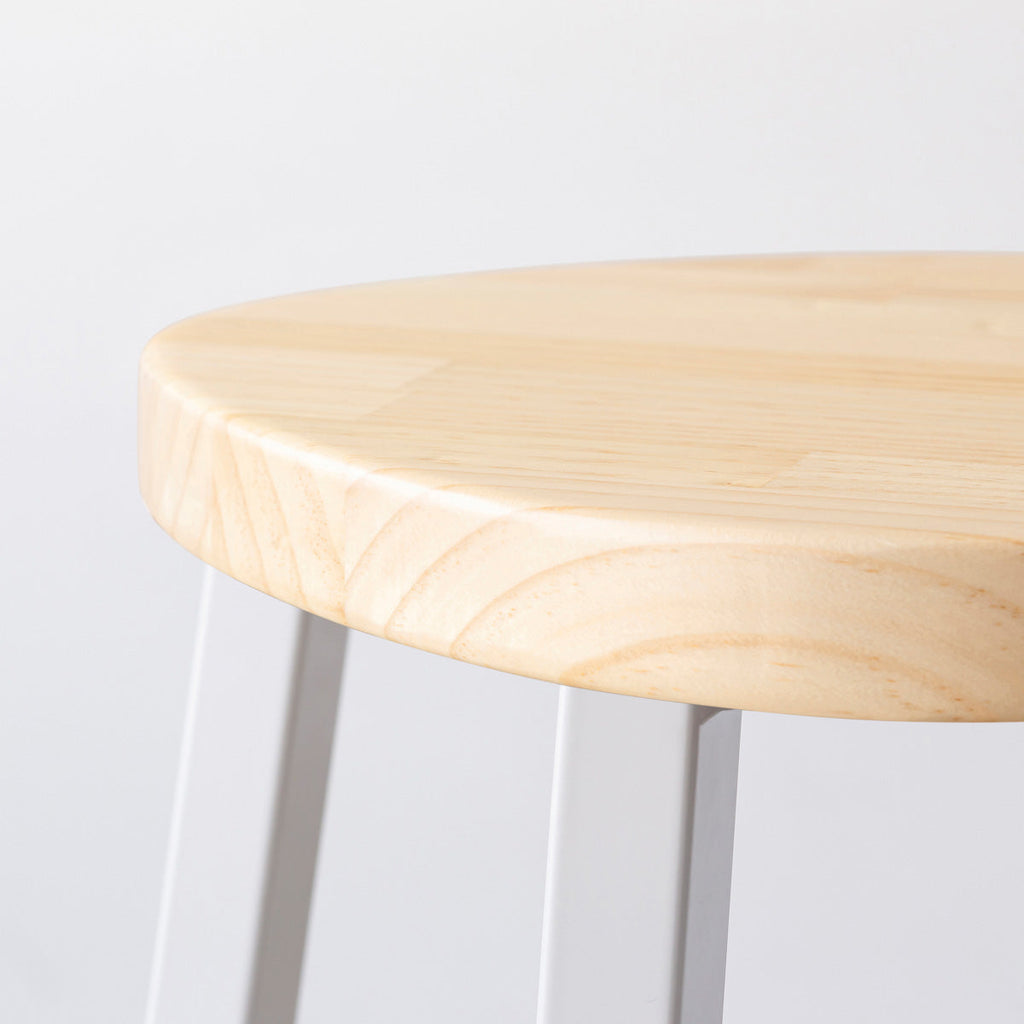 KANADEMONOのパインSquircle座面とホワイトのSlant Bar脚を合わせたシンプルモダンなスツール（座面側面）