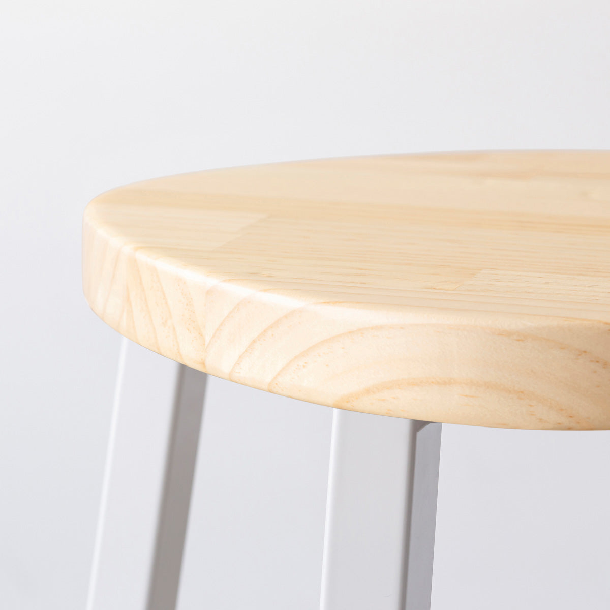 KANADEMONOのパインSquircle座面とホワイトのSlant Bar脚を合わせたシンプルモダンなスツール（座面側面）