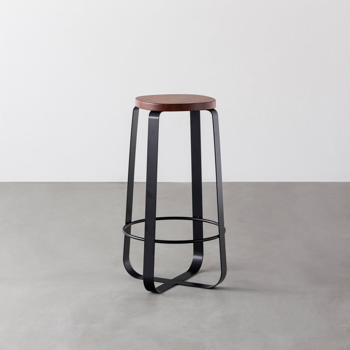 KANADEMONOのラバーウッド ブラウンSquircle座面とブラックのCross Plate脚を合わせたシンプルモダンなハイスツール