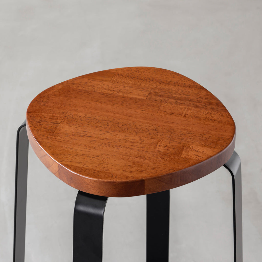 KANADEMONOのラバーウッド ブラウンSquircle座面とブラックのCross Plate脚を合わせたシンプルモダンなハイスツール（座面）