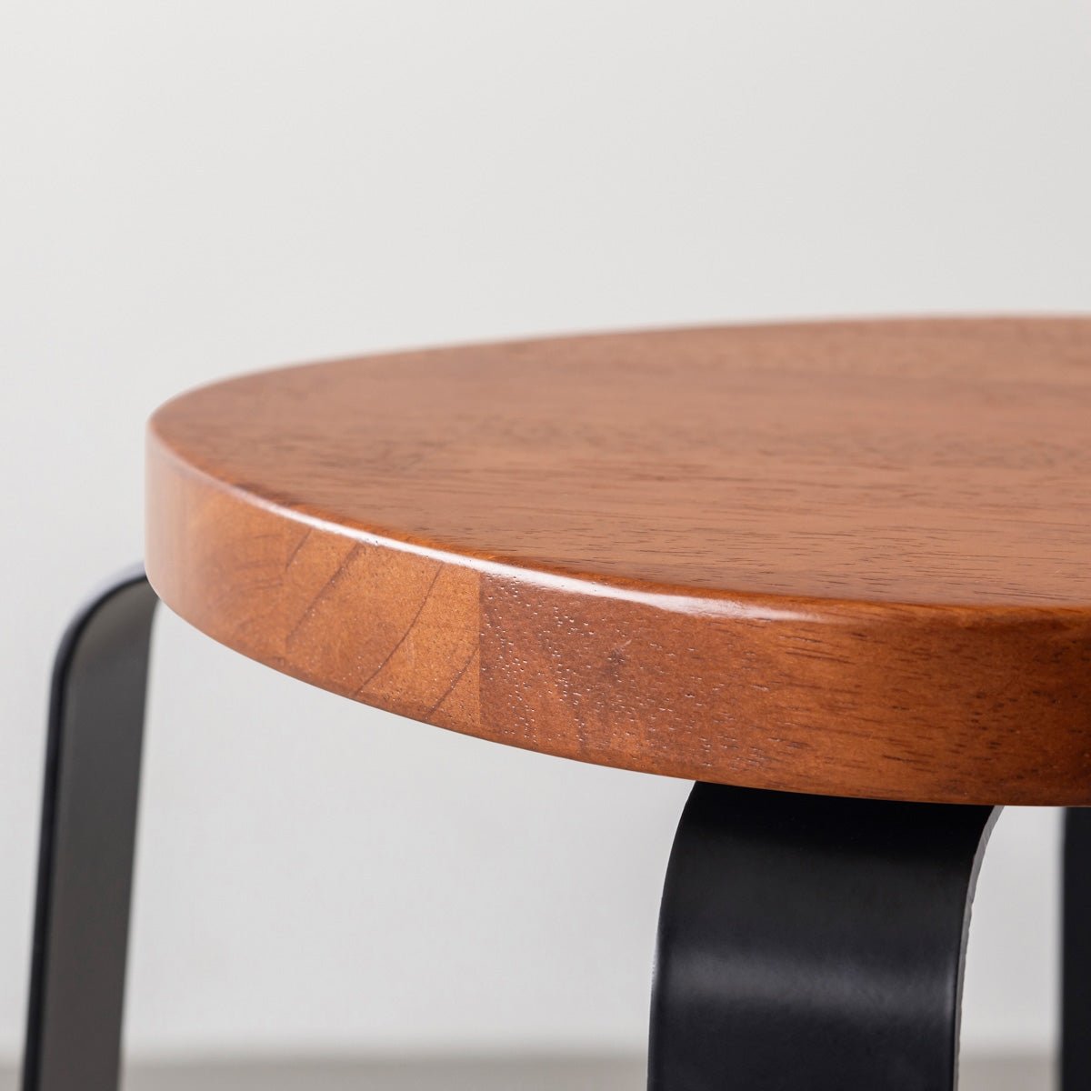 KANADEMONOのラバーウッド ブラウンSquircle座面とブラックのCross Plate脚を合わせたシンプルモダンなハイスツール（座面側面）