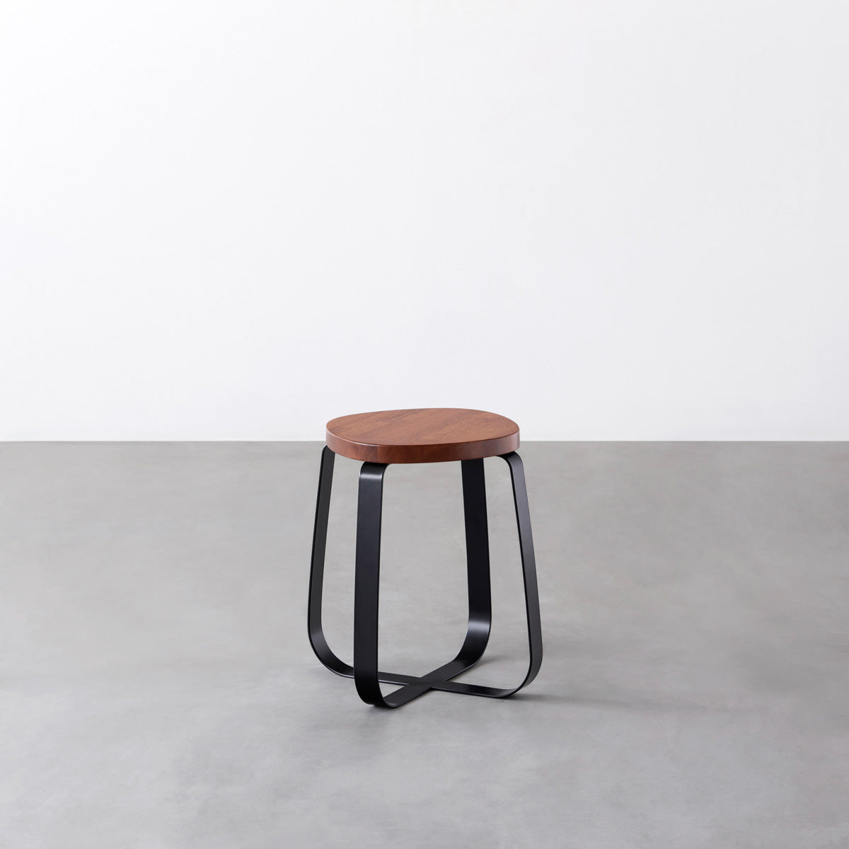 KANADEMONOのラバーウッド ブラウンSquircle座面とブラックのCross Plate脚を合わせたシンプルモダンなスツール