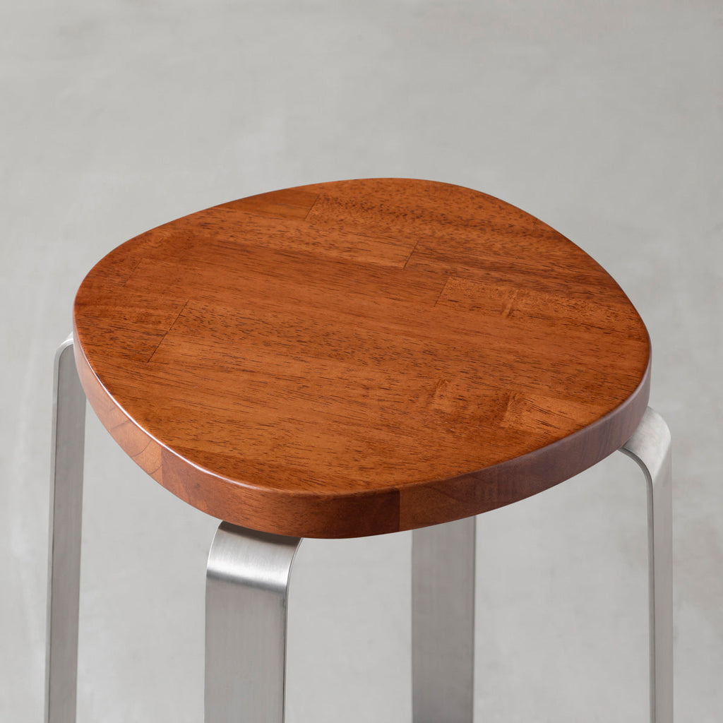 KANADEMONOのラバーウッド ブラウンSquircle座面とステンレスのCross Plate脚を合わせたシンプルモダンなハイスツール（座面）