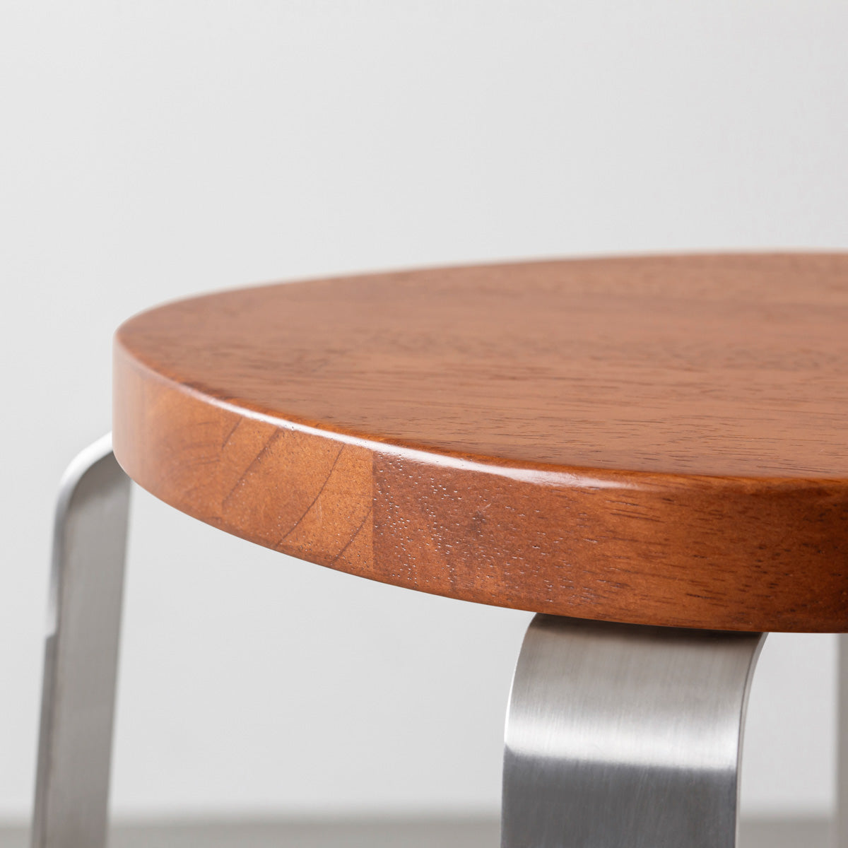 KANADEMONOのラバーウッド ブラウンSquircle座面とステンレスのCross Plate脚を合わせたシンプルモダンなハイスツール（座面側面）