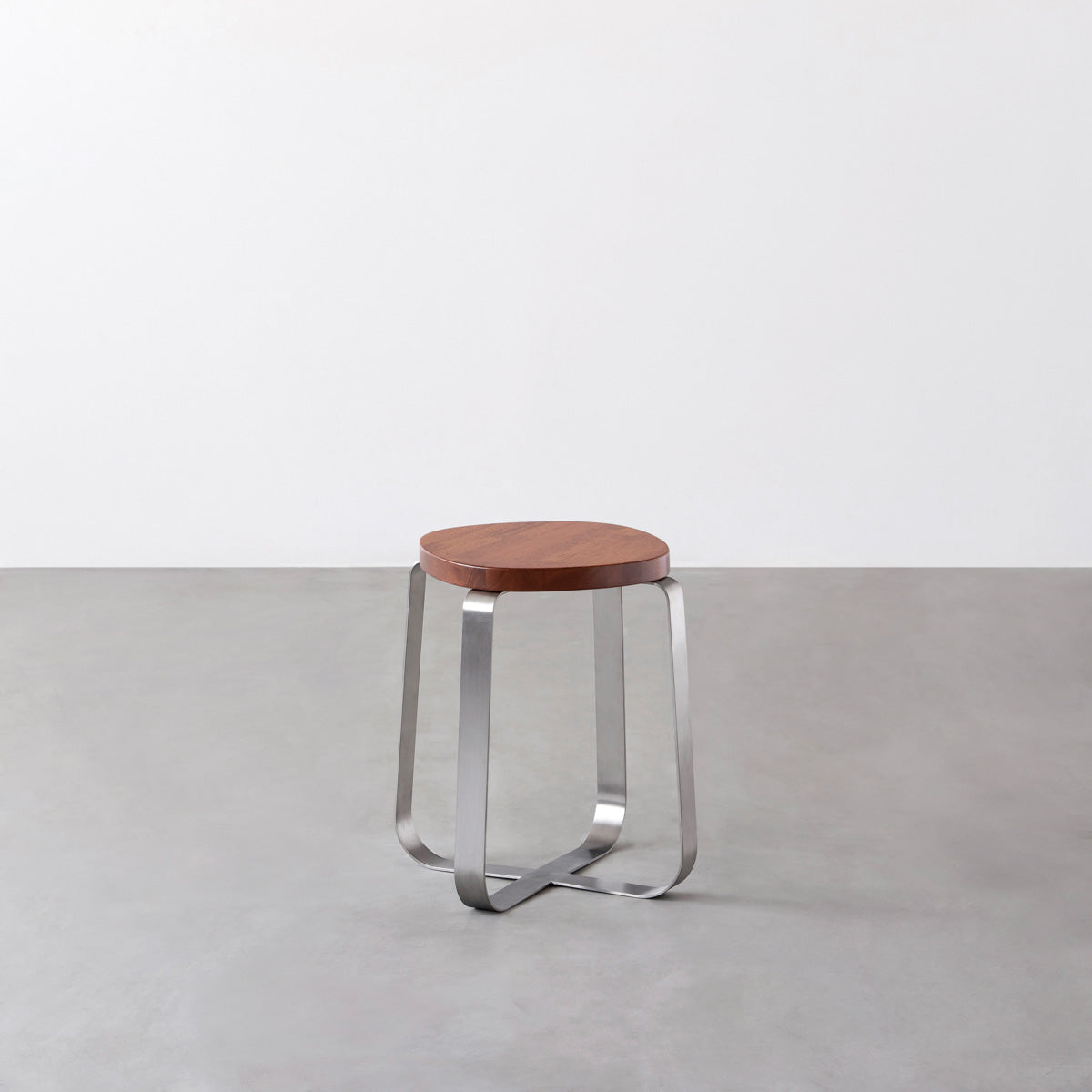KANADEMONOのラバーウッド ブラウンSquircle座面とステンレスのCross Plate脚を合わせたシンプルモダンなスツール