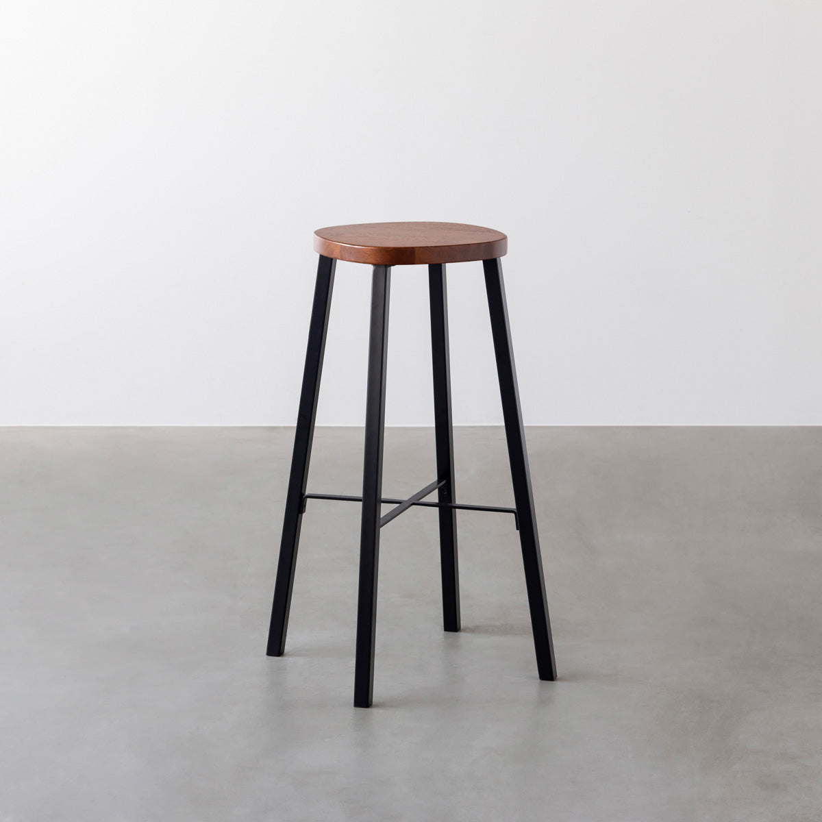 KANADEMONOのラバーウッド ブラウンSquircle座面とブラックのSlant Bar脚を合わせたシンプルモダンなハイスツール