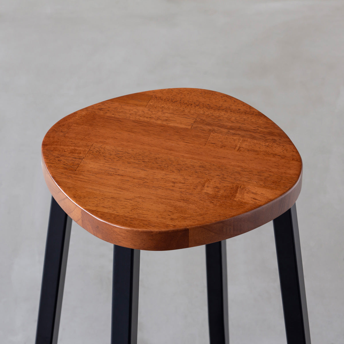 KANADEMONOのラバーウッド ブラウンSquircle座面とブラックのSlant Bar脚を合わせたシンプルモダンなハイスツール（座面）