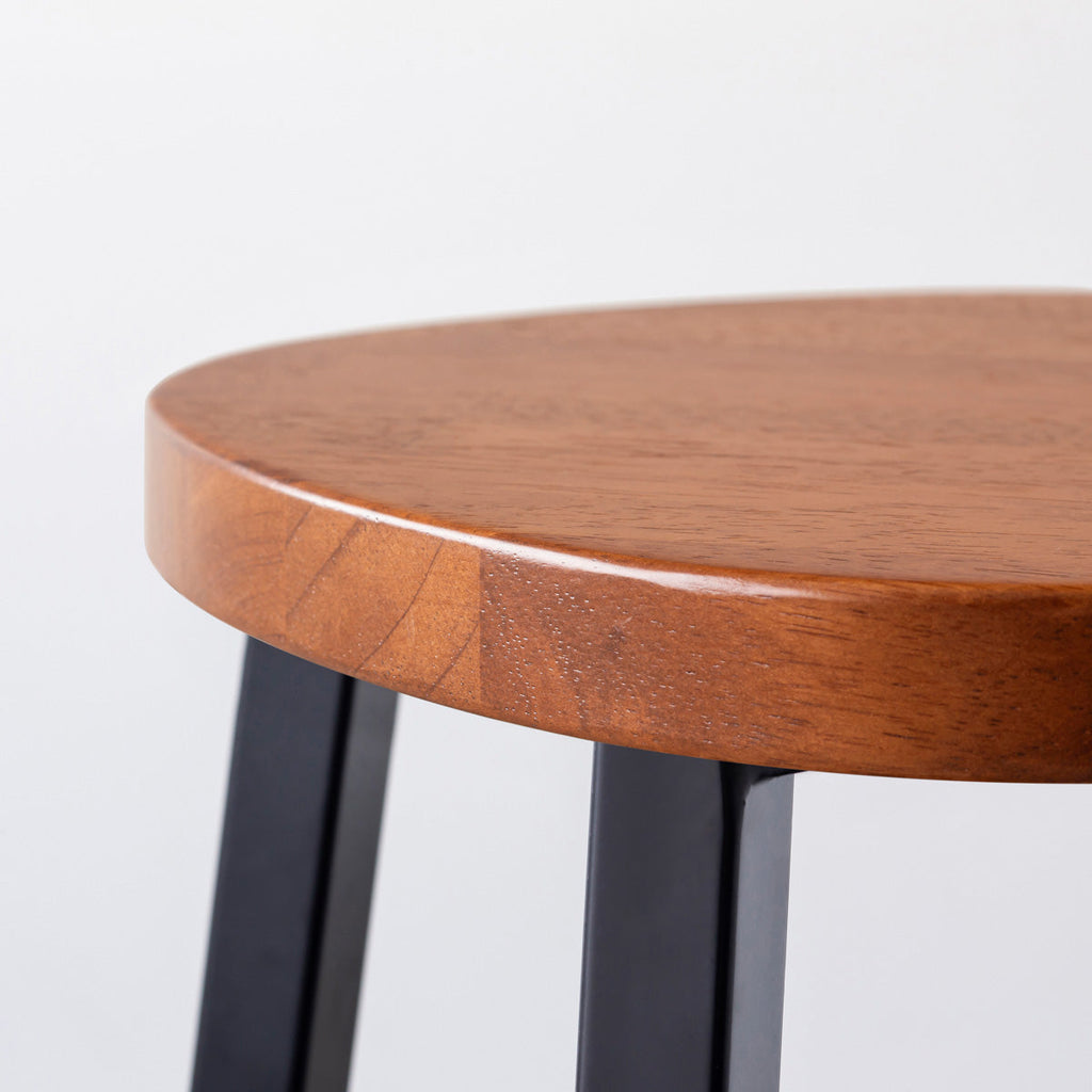 KANADEMONOのラバーウッド ブラウンSquircle座面とブラックのSlant Bar脚を合わせたシンプルモダンなハイスツール（座面側面）