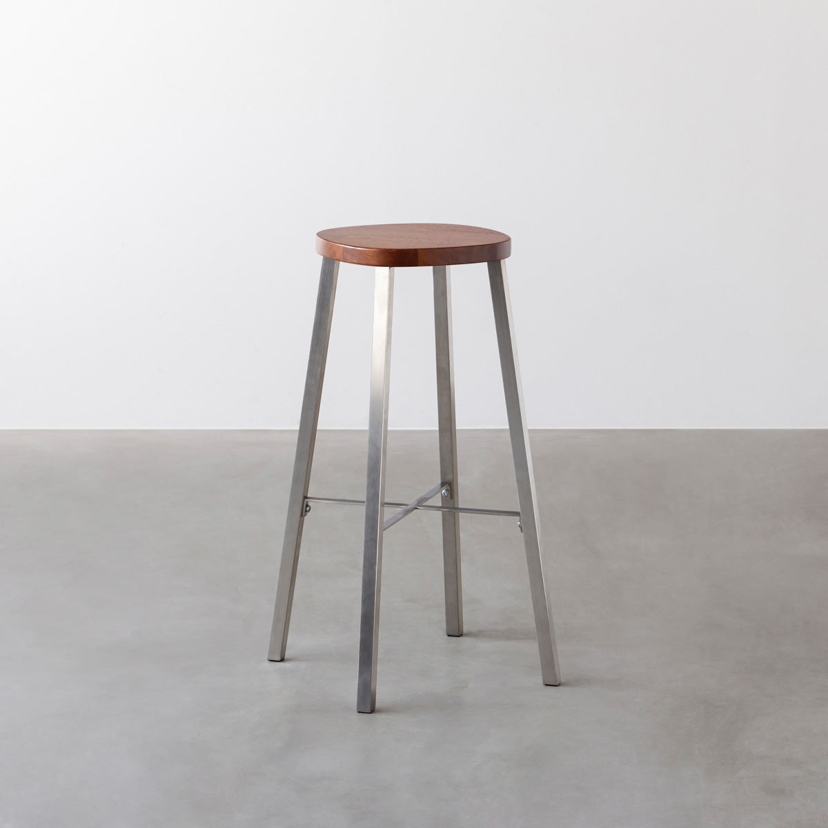 KANADEMONOのラバーウッド ブラウンSquircle座面とステンレスのSlant Bar脚を合わせたシンプルモダンなハイスツール