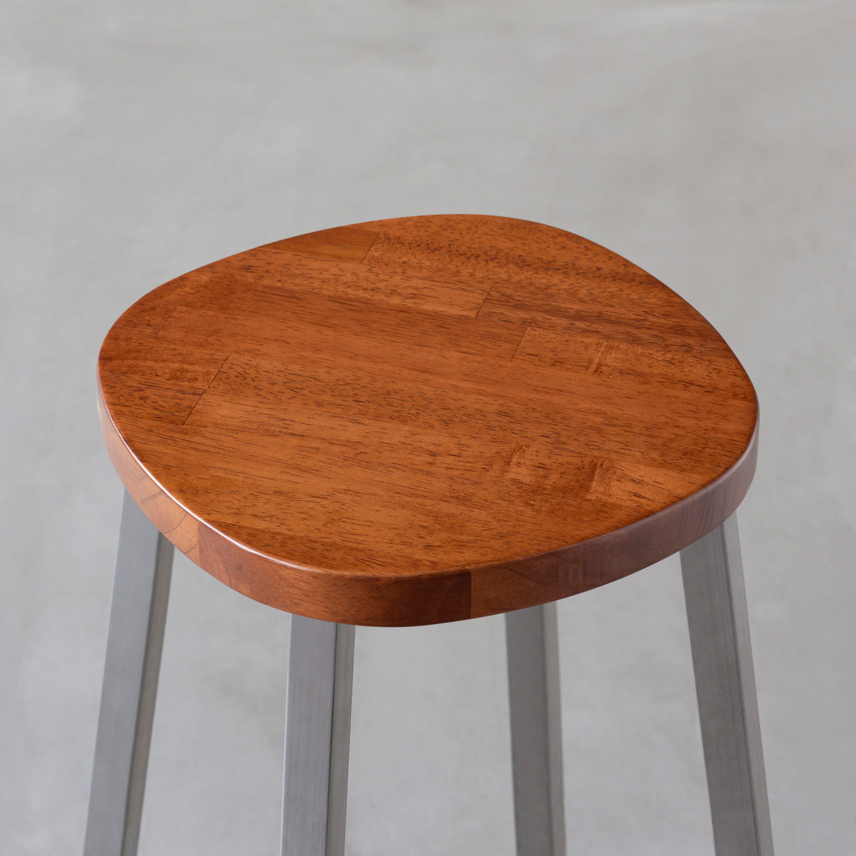 KANADEMONOのラバーウッド ブラウンSquircle座面とステンレスのSlant Bar脚を合わせたシンプルモダンなハイスツール（座面）