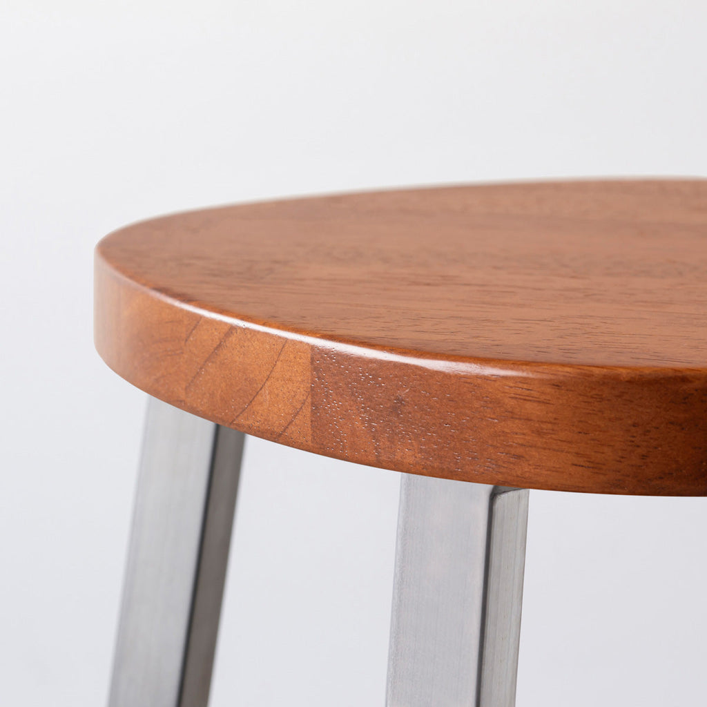 KANADEMONOのラバーウッド ブラウンSquircle座面とステンレスのSlant Bar脚を合わせたシンプルモダンなスツール（座面側面）