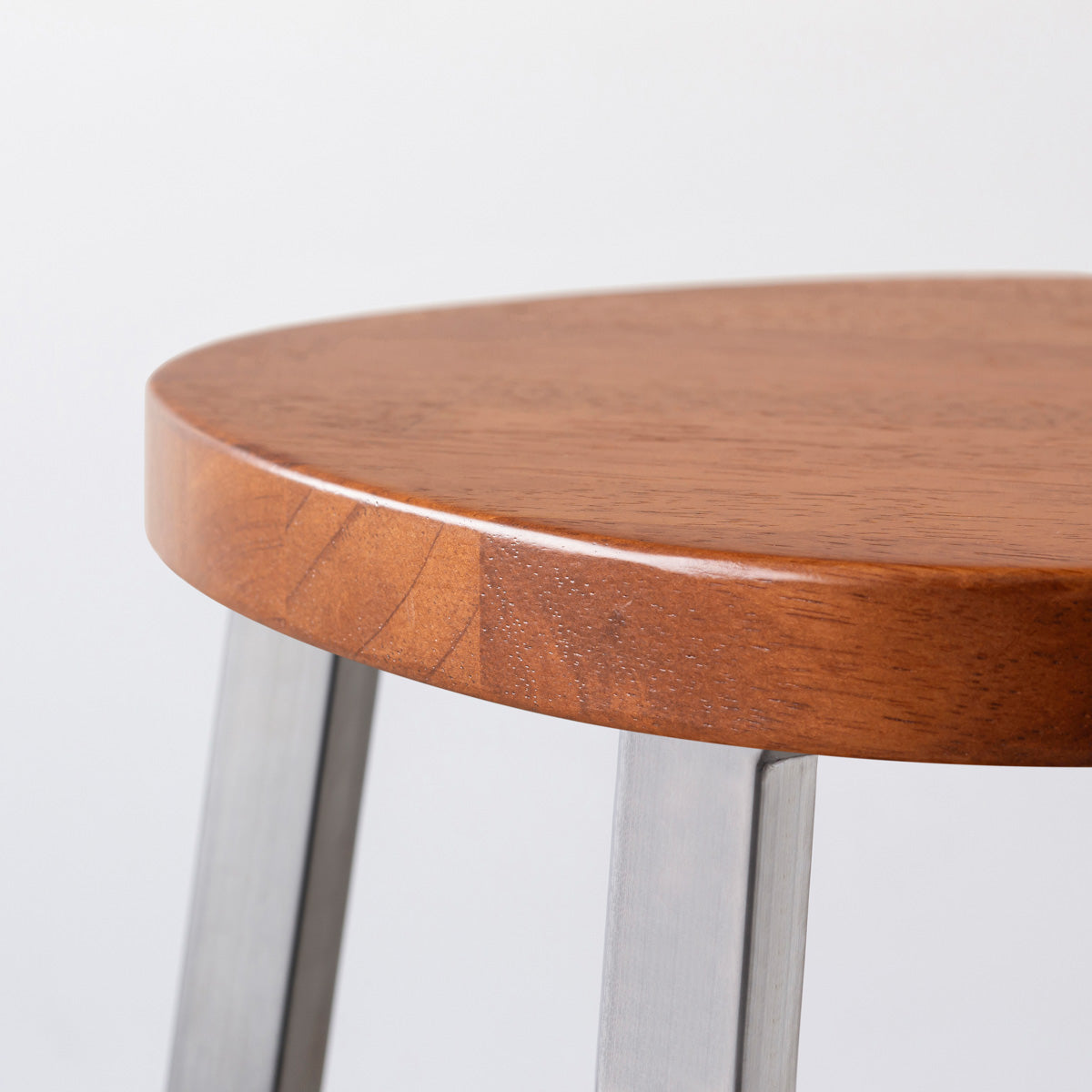 KANADEMONOのラバーウッド ブラウンSquircle座面とステンレスのSlant Bar脚を合わせたシンプルモダンなスツール（座面側面）