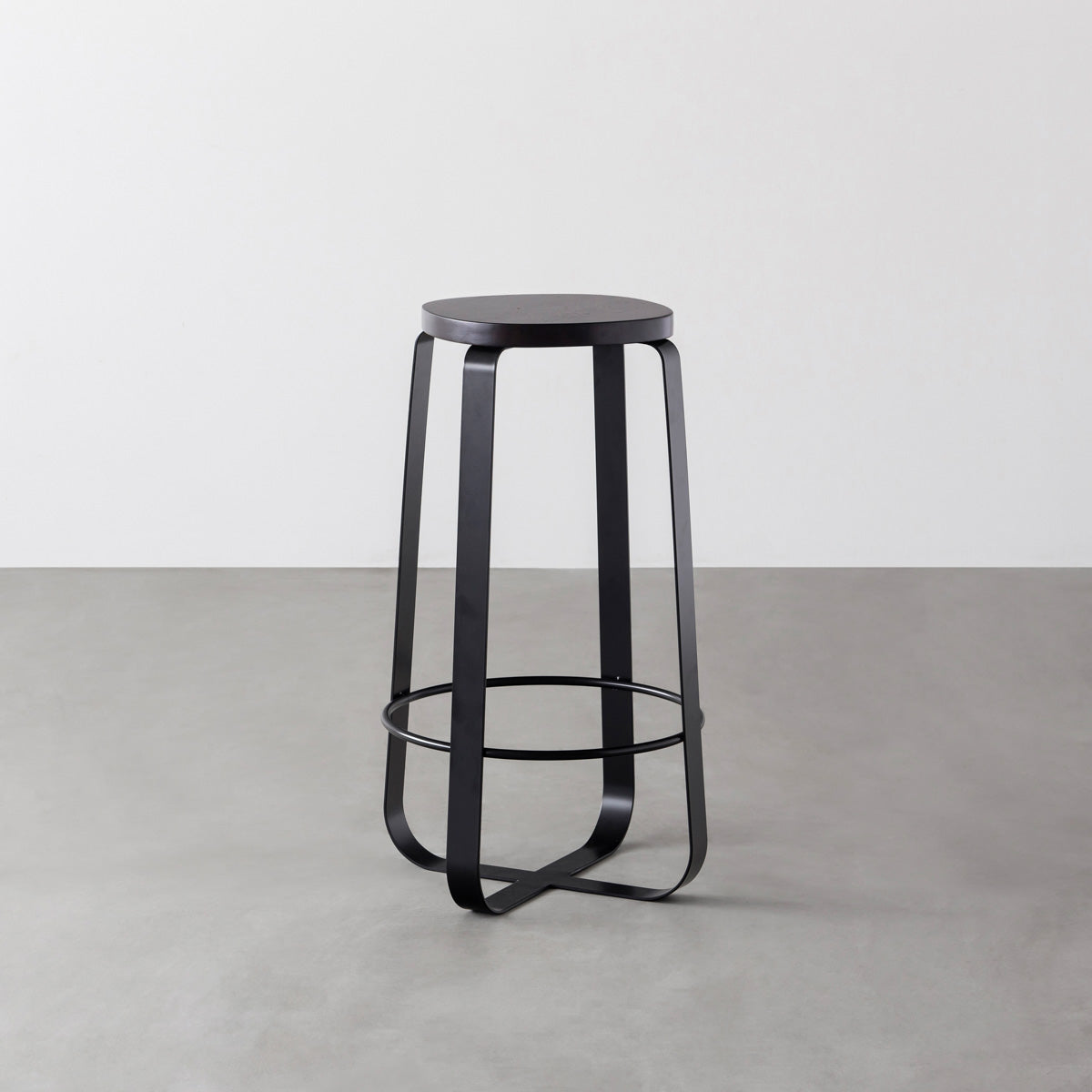 KANADEMONOのラバーウッド ブラックブラウンSquircle座面とブラックのCross Plate脚を合わせたシンプルモダンなハイスツール