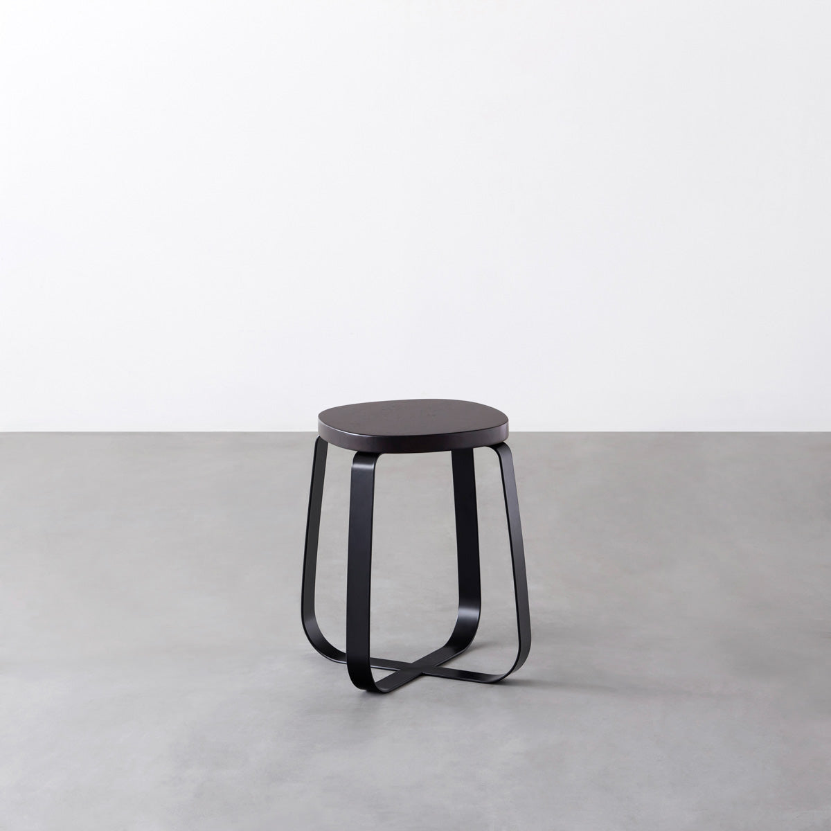 KANADEMONOのラバーウッド ブラックブラウンSquircle座面とブラックのCross Plate脚を合わせたシンプルモダンなスツール