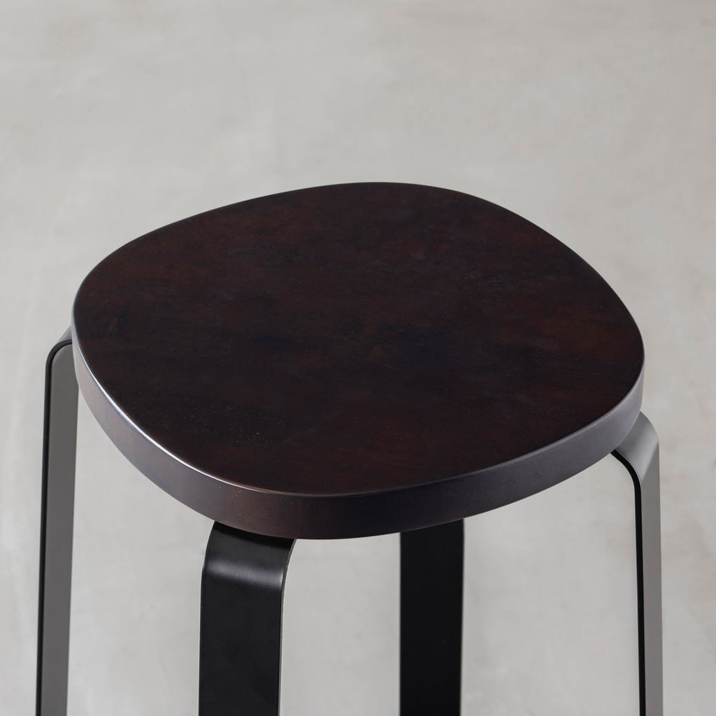 KANADEMONOのラバーウッド ブラックブラウンSquircle座面とブラックのCross Plate脚を合わせたシンプルモダンなスツール（座面）