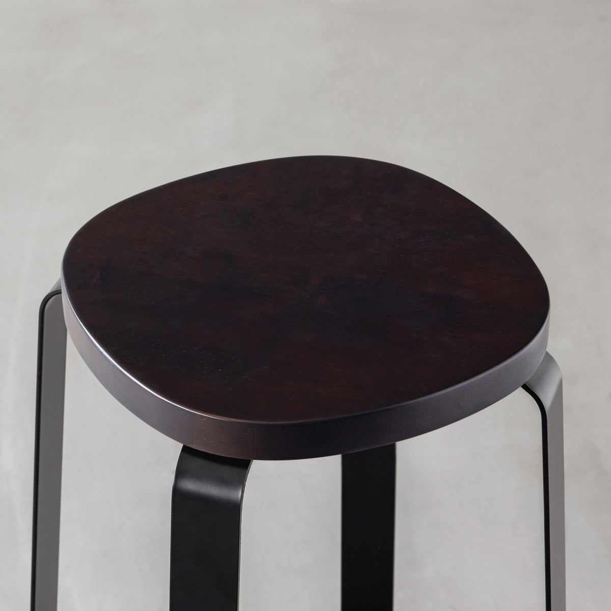 KANADEMONOのラバーウッド ブラックブラウンSquircle座面とブラックのCross Plate脚を合わせたシンプルモダンなスツール（座面）