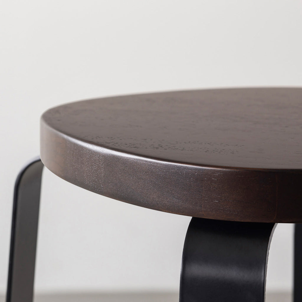 KANADEMONOのラバーウッド ブラックブラウンSquircle座面とブラックのCross Plate脚を合わせたシンプルモダンなスツール（座面側面）