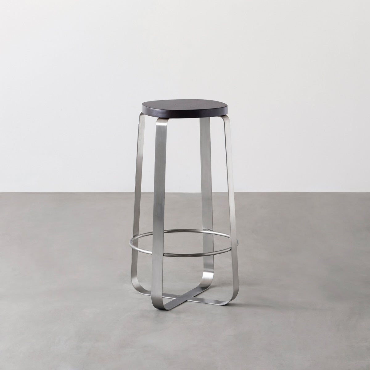 KANADEMONOのラバーウッド ブラックブラウンSquircle座面とステンレスのCross Plate脚を合わせたシンプルモダンなハイスツール