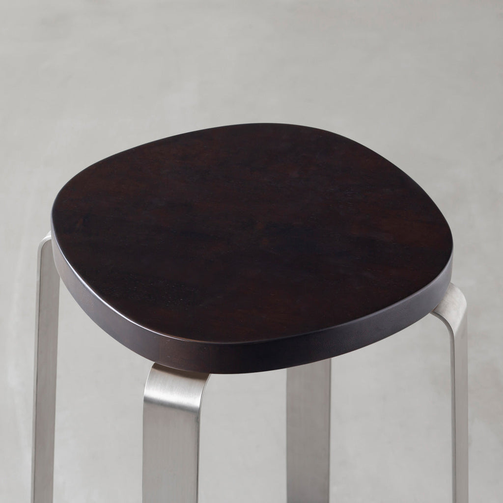 KANADEMONOのラバーウッド ブラックブラウンSquircle座面とステンレスのCross Plate脚を合わせたシンプルモダンなハイスツール（座面）