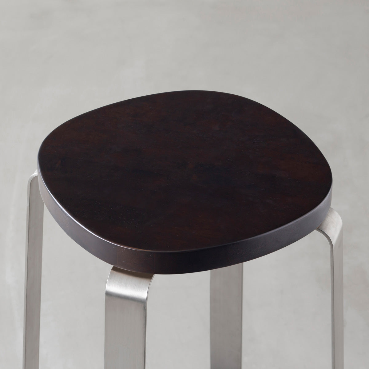 KANADEMONOのラバーウッド ブラックブラウンSquircle座面とステンレスのCross Plate脚を合わせたシンプルモダンなハイスツール（座面）