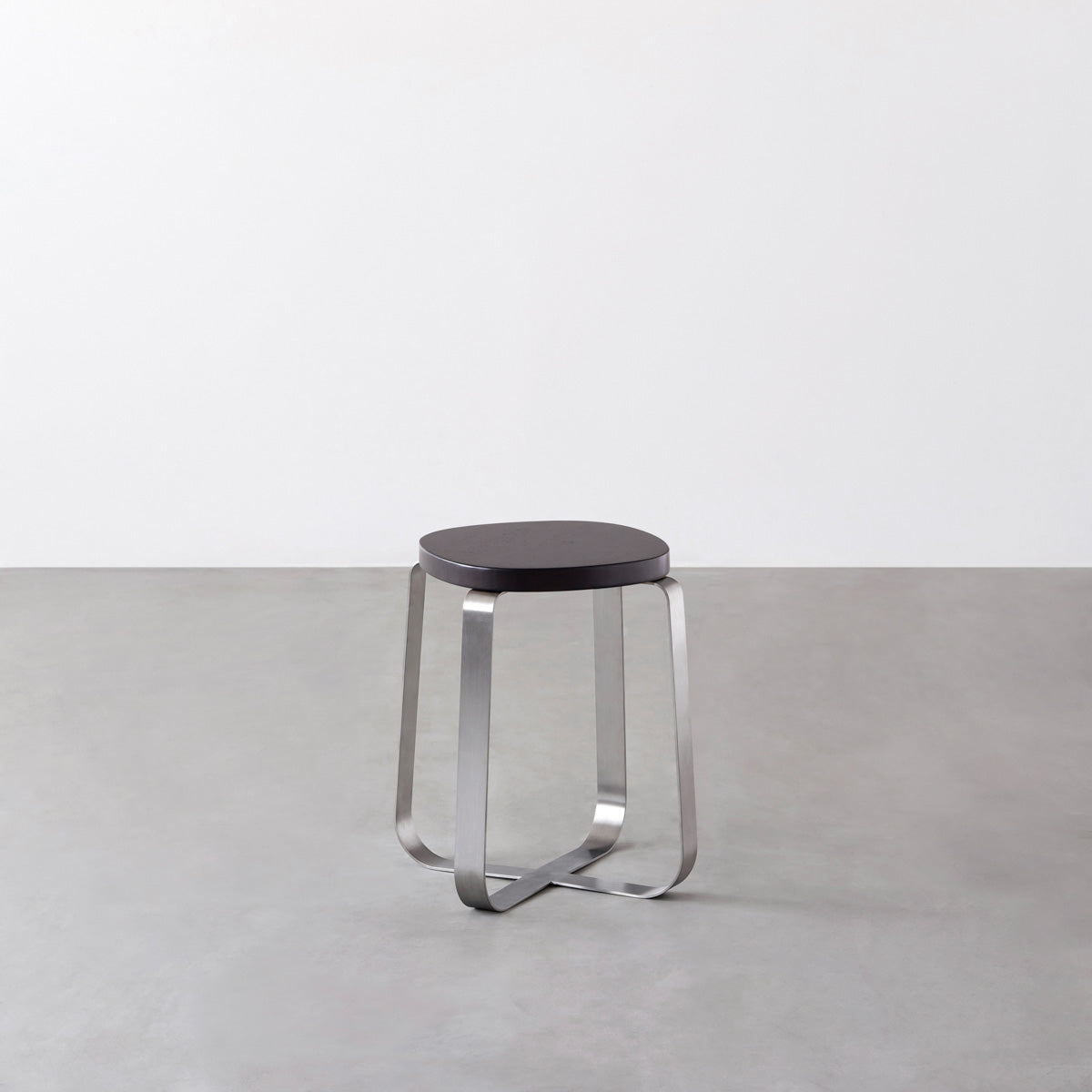 KANADEMONOのラバーウッド ブラックブラウンSquircle座面とステンレスのCross Plate脚を合わせたシンプルモダンなスツール