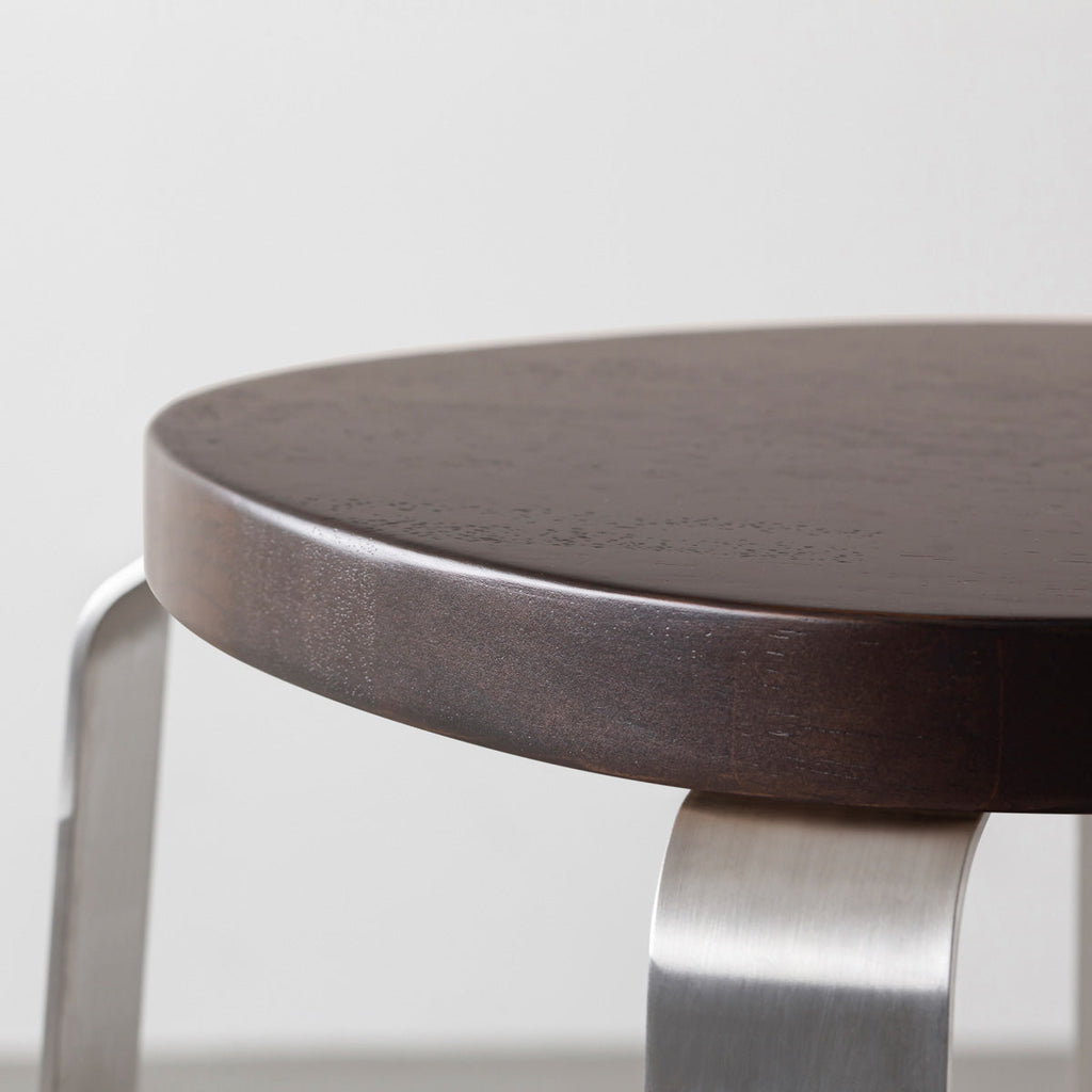 KANADEMONOのラバーウッド ブラックブラウンSquircle座面とステンレスのCross Plate脚を合わせたシンプルモダンなスツール（座面側面）