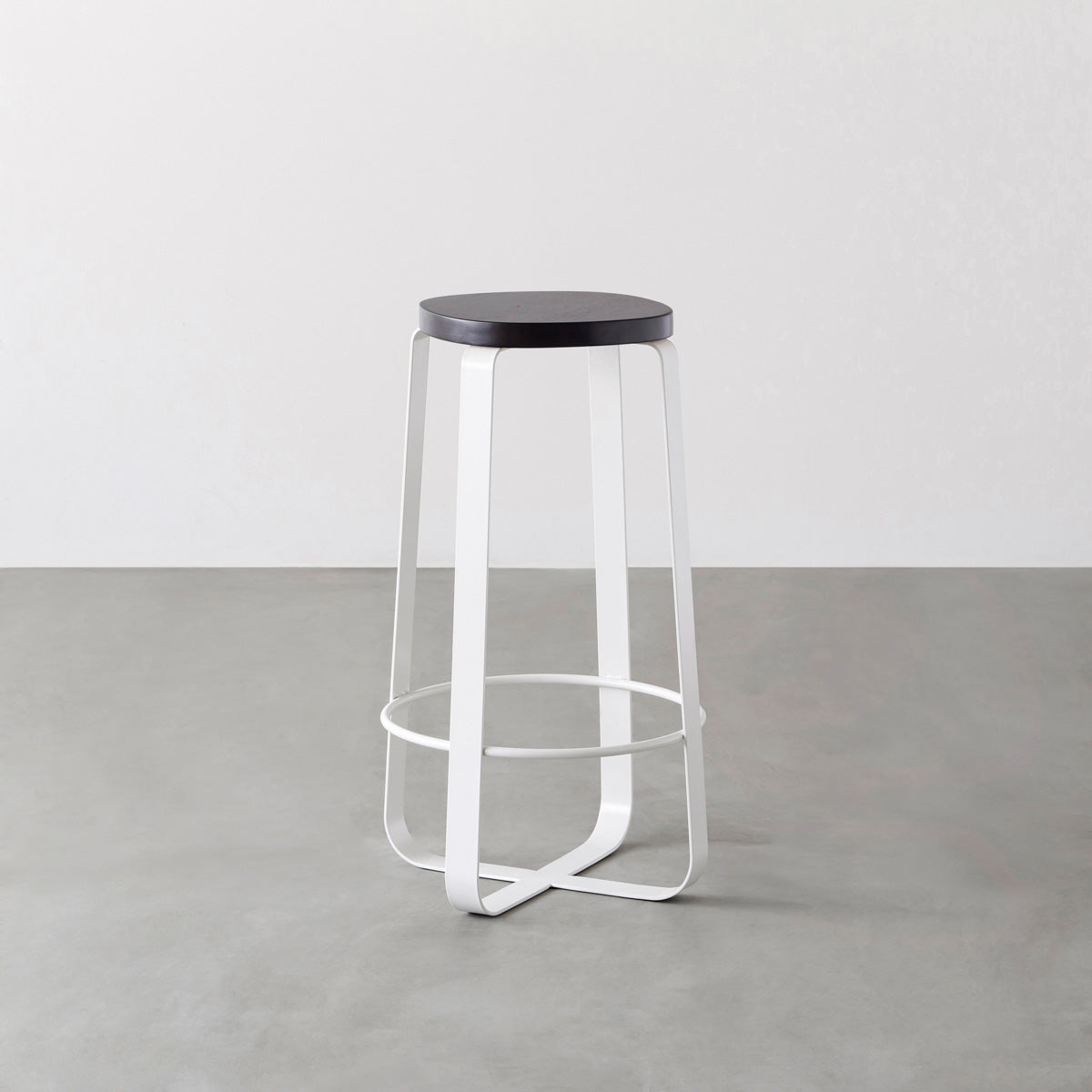 KANADEMONOのラバーウッド ブラックブラウンSquircle座面とホワイトのCross Plate脚を合わせたシンプルモダンなハイスツール