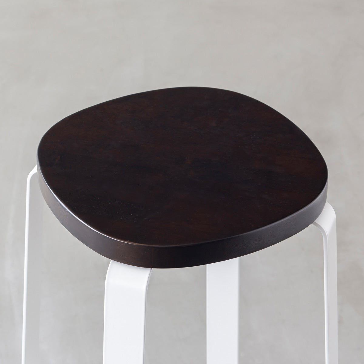 KANADEMONOのラバーウッド ブラックブラウンSquircle座面とホワイトのCross Plate脚を合わせたシンプルモダンなスツール（座面）
