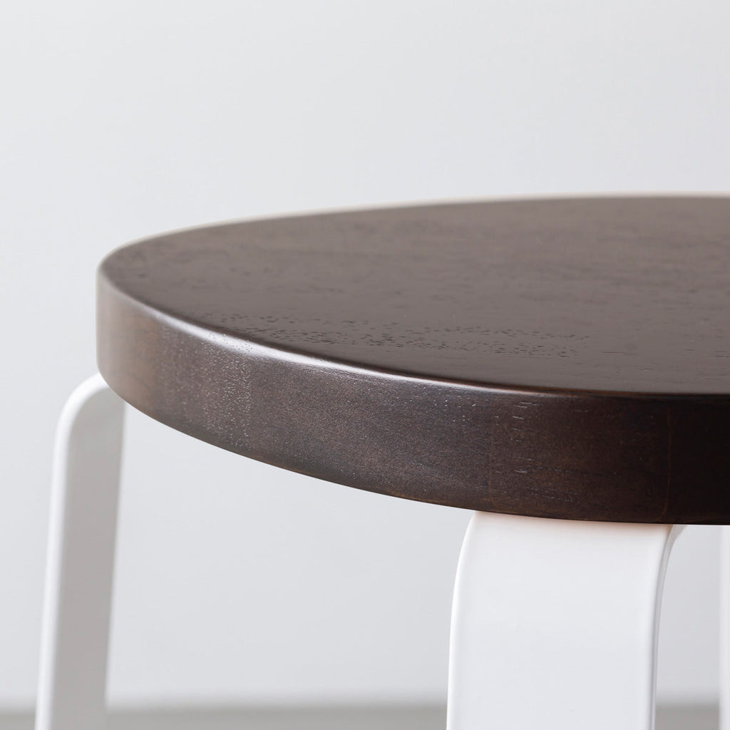 KANADEMONOのラバーウッド ブラックブラウンSquircle座面とホワイトのCross Plate脚を合わせたシンプルモダンなスツール（座面側面）