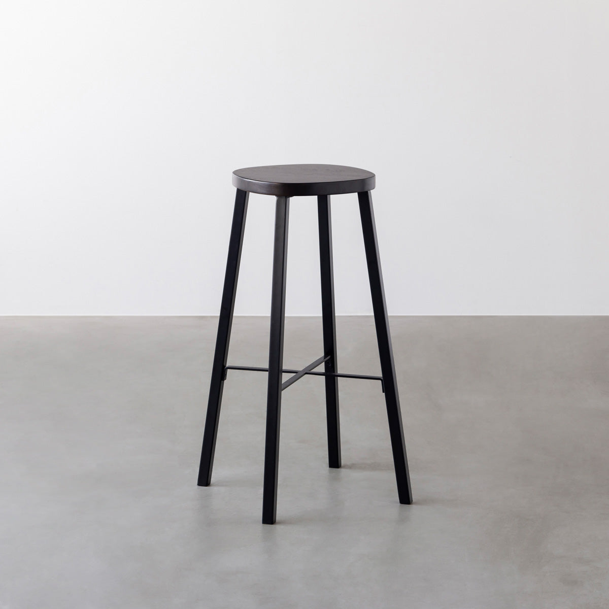 KANADEMONOのラバーウッド ブラックブラウンSquircle座面とブラックのSlant Bar脚を合わせたシンプルモダンなハイスツール