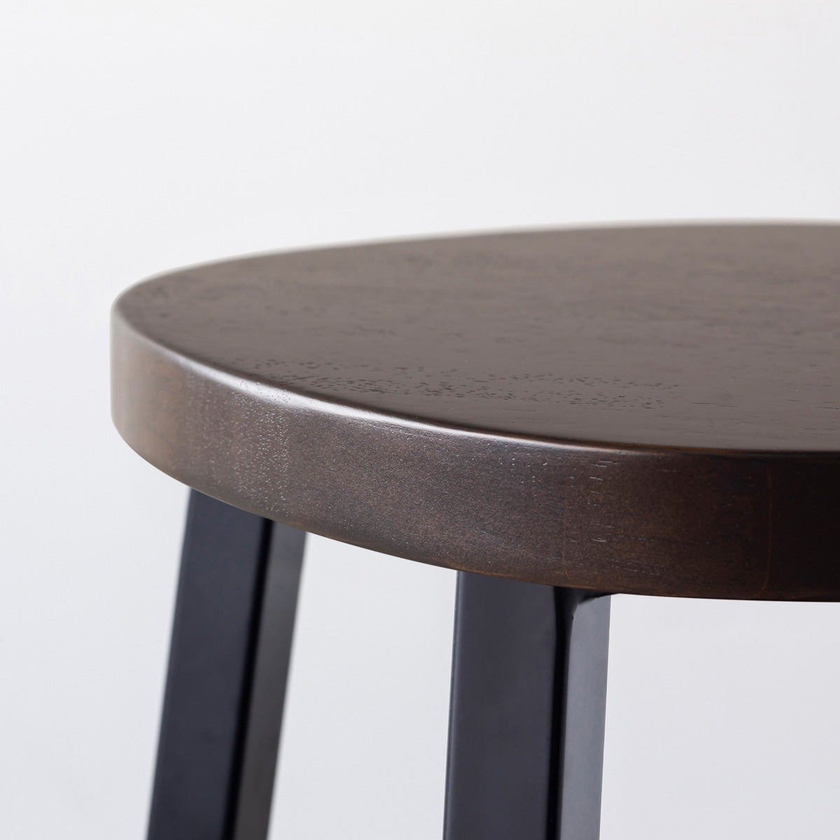 KANADEMONOのラバーウッド ブラックブラウンSquircle座面とブラックのSlant Bar脚を合わせたシンプルモダンなハイスツール（座面側面）