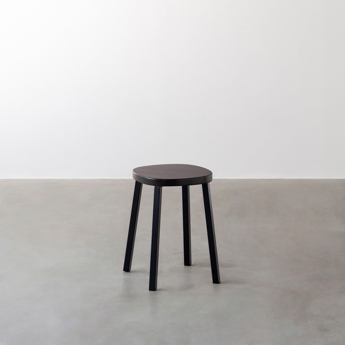 KANADEMONOのラバーウッド ブラックブラウンSquircle座面とブラックのSlant Bar脚を合わせたシンプルモダンなスツール