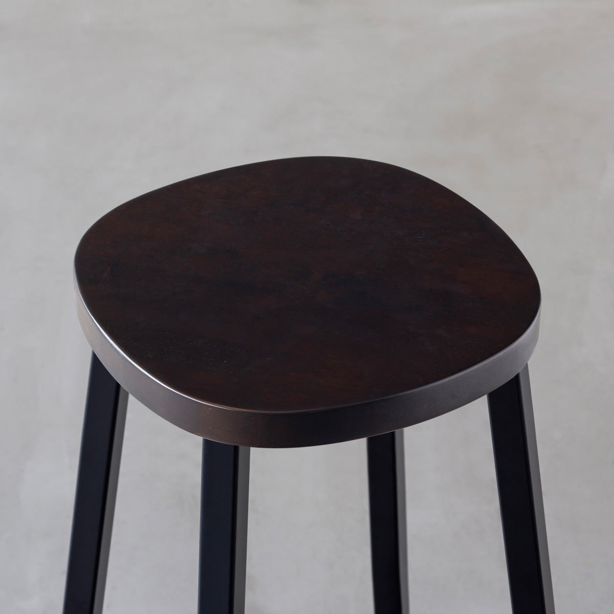 KANADEMONOのラバーウッド ブラックブラウンSquircle座面とブラックのSlant Bar脚を合わせたシンプルモダンなスツール（座面）