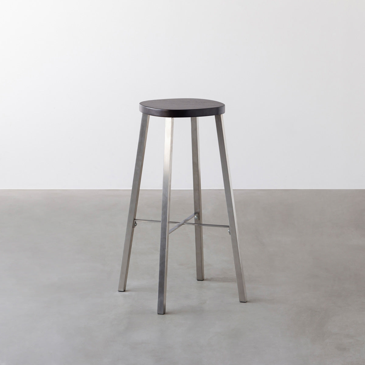 KANADEMONOのラバーウッド ブラックブラウンSquircle座面とステンレスのSlant Bar脚を合わせたシンプルモダンなハイスツール