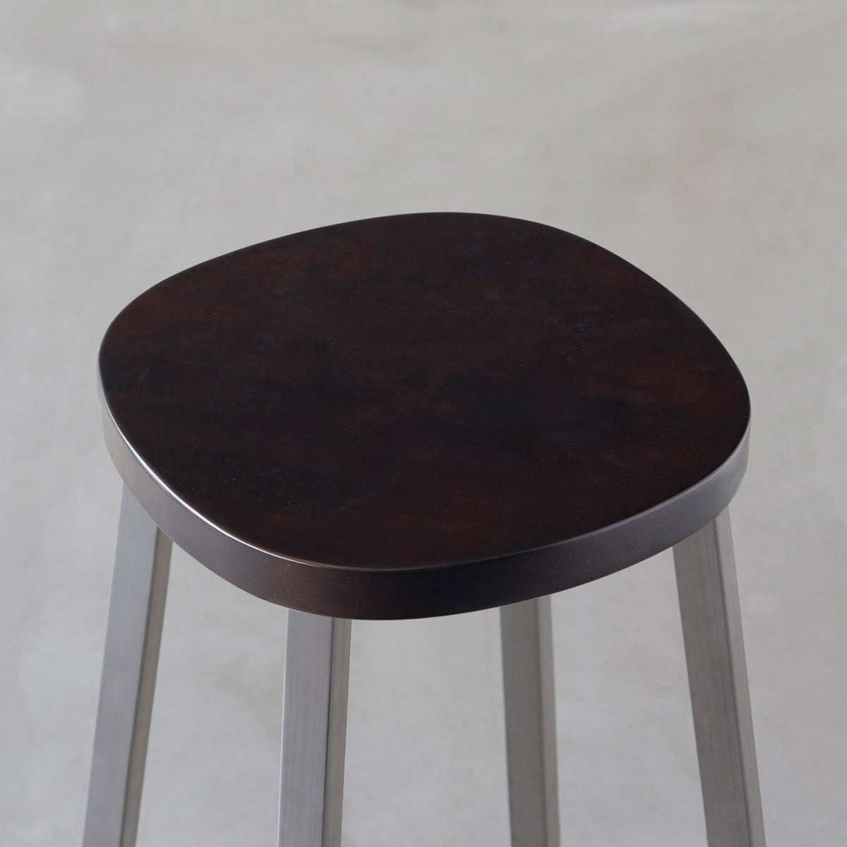 KANADEMONOのラバーウッド ブラックブラウンSquircle座面とステンレスのSlant Bar脚を合わせたシンプルモダンなハイスツール（座面）