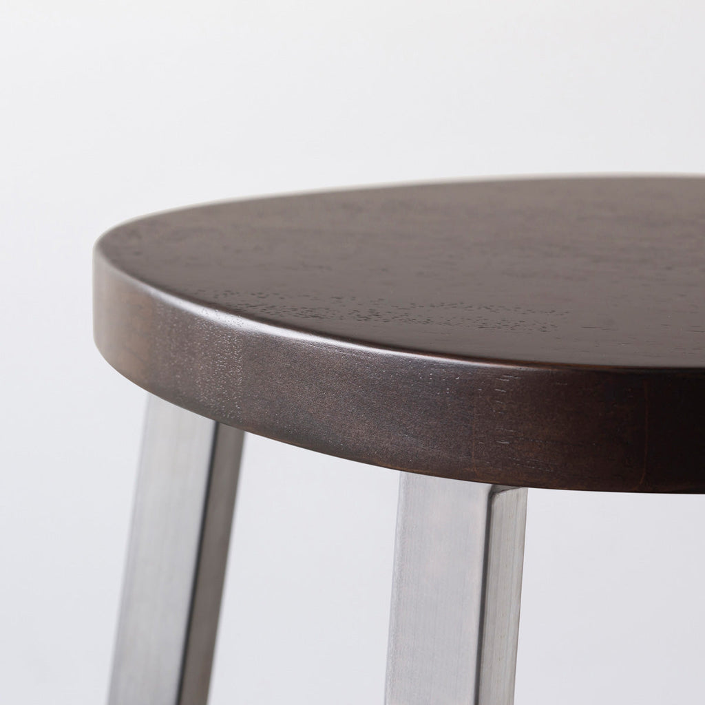 KANADEMONOのラバーウッド ブラックブラウンSquircle座面とステンレスのSlant Bar脚を合わせたシンプルモダンなハイスツール（座面側面）